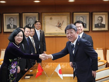 Truong Thi Mai, membre du Bureau Politique, Permanente du Secrétariat, présidente de la Commission centrale d'Organisation du Parti communiste du Vietnam et le secrétaire général du Parti libéral-démocrate Motegi Toshimitsu. Photo : VNA.