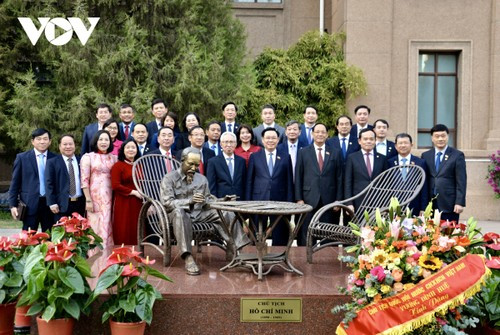 Le Président de l’Assemblée nationale Vuong Dinh Huê (à droite), l'ambassadeur du Vietnam en Chine, Pham Sao Mai, et son épouse. Photo : VOV.
