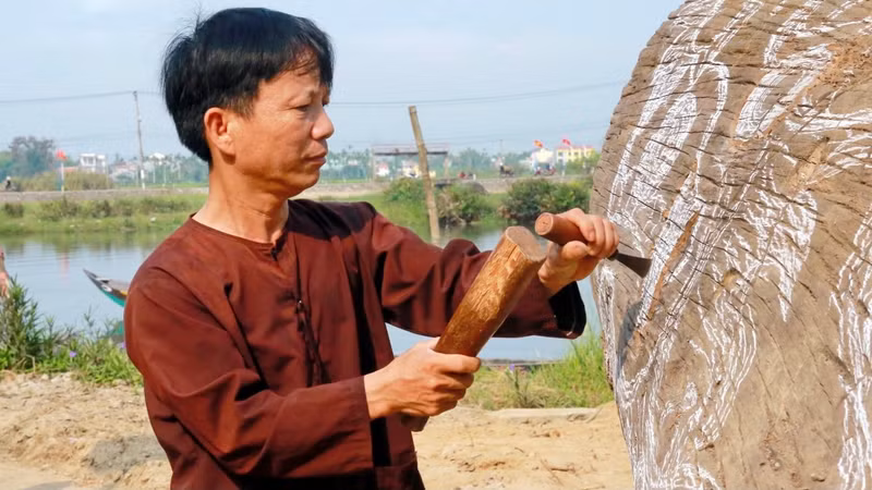 L’artisan Huynh Suong, du village de menuiserie de Kim Bông, fait la démonstration du métier de menuiserie. Photo : VOV.