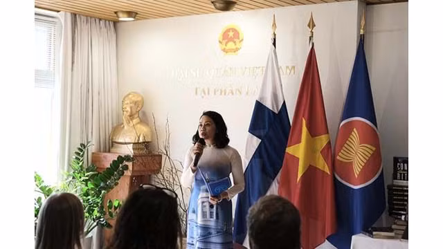 L'ambassadrice Pham Thi Thanh Binh prend la parole lors de la rencontre. Photo : Ambassade du Vietnam en Finlande.