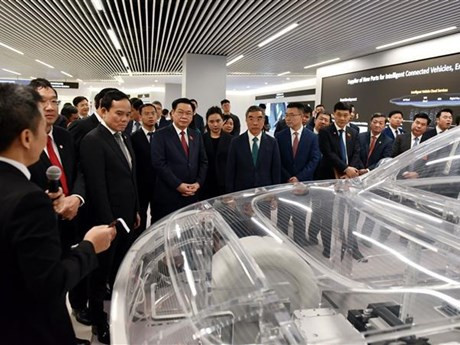 Le Président de l'Assemblée nationale, Vuong Dinh Huê, et la délégation vietnamienne au centre de recherche et développement du groupe Huawei. Photo: VNA
