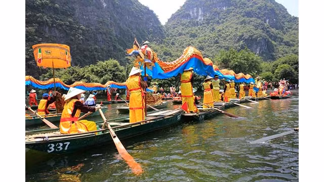 La procession de dragons sur la rivière. Photo : baoquocte.vn La procession de dragons sur la rivière. Photo : baoquocte.vn