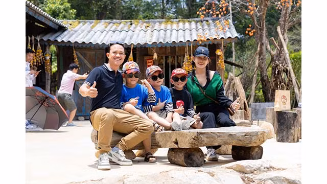 Les visiteurs au studio de cinéma de Ly Hai dans le district de Lac Duong. Photo : VOV.vn 