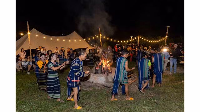 Les activités de représentations du gong des habitants locaux au studio de cinéma du chanteur Ly Hai. Photo : VOV.vn