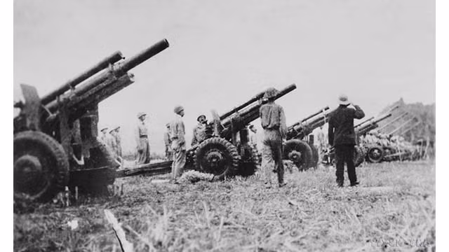 Le Général Vo Nguyên Giap passe en revue les unités participant à la campagne de Diên Biên Phu. Photo : VNA.
