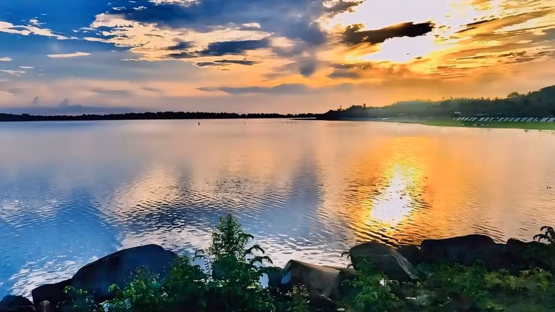 L'aube sur la lagune d'An Khê. Photo : VOV.