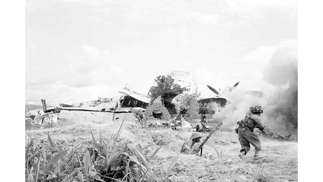 Nos unités d’assaut sous le commandement du héros militaire Nguyên Quôc Tri attaquent l’aéroport de Muong Thanh. Photo : VNA.