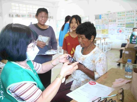 Des entreprises vietnamiennes au côté des personnes défavorisées au Cambodge. Photo: VNA