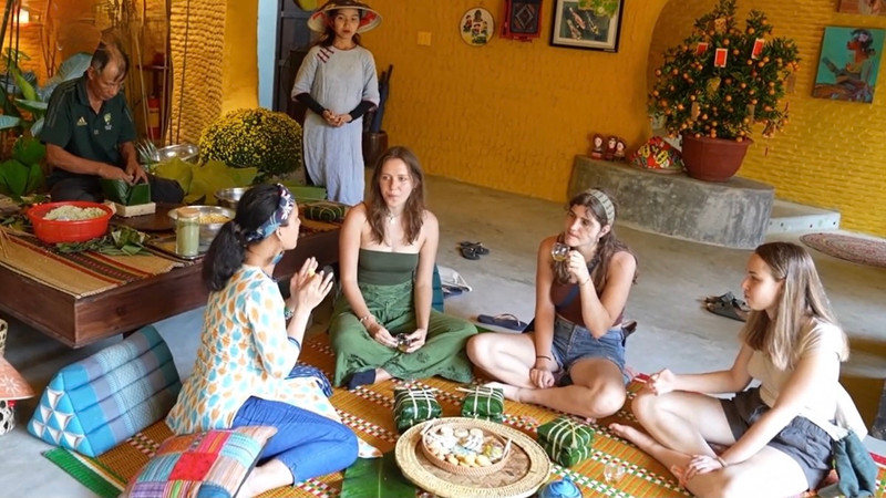 Le marché du village de pêcheurs de Tân Thành attire de nombreux touristes. Photo : VOV. 