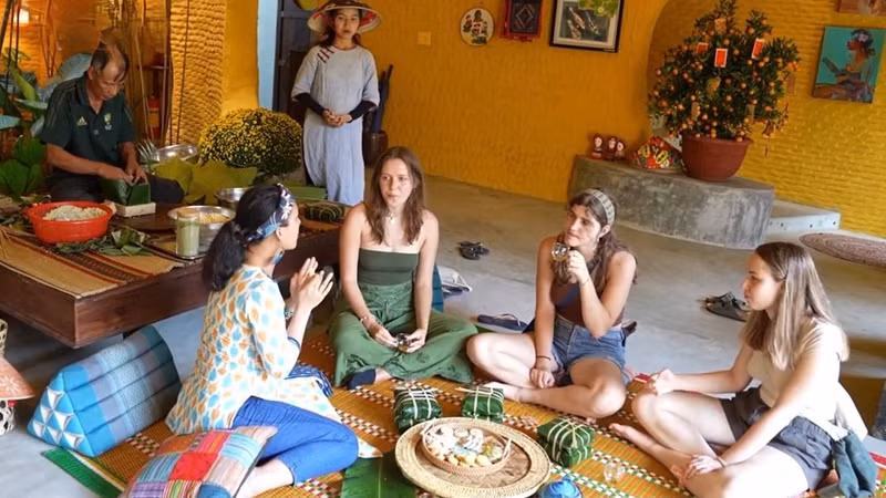 Le marché du village de pêcheurs de Tân Thành attire de nombreux touristes. Photo : VOV. 