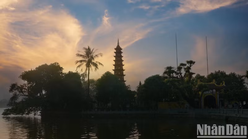 Et une destination incontournable est la pagode Trân Quôc, située dans la rue de Thanh Niên, au milieu du lac de l'Ouest, pour admirer le coucher du soleil. Photo : nhandan.vn