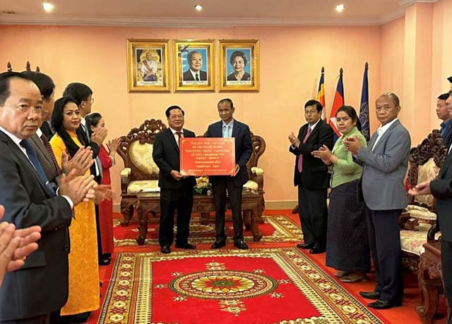 La remise de don de 2 milliards de dôngs pour soutenir les personnes en situation difficile dans deux provinces de Stung Treng et Rattanakiri. Photo : kontum.gov.vn