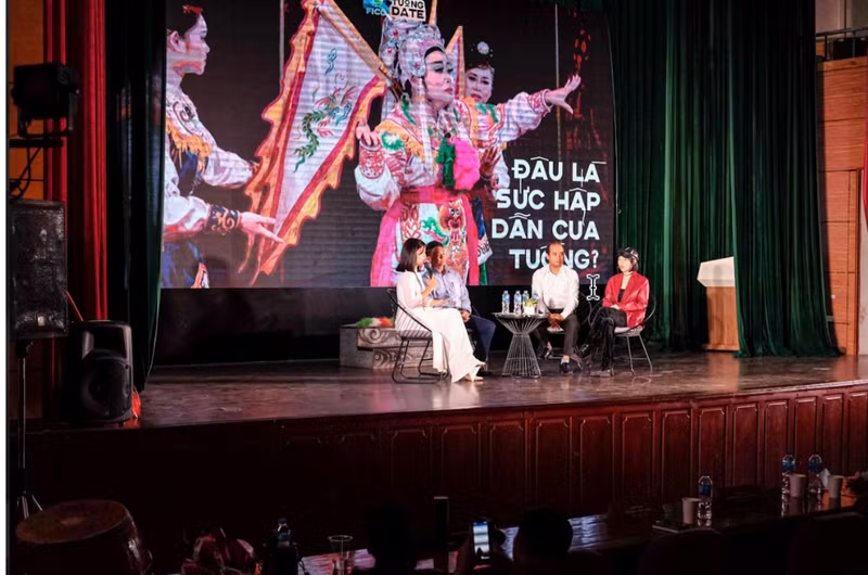 Les étudiants sont attentifs lors de l'atelier. Photo : Minh Thu.