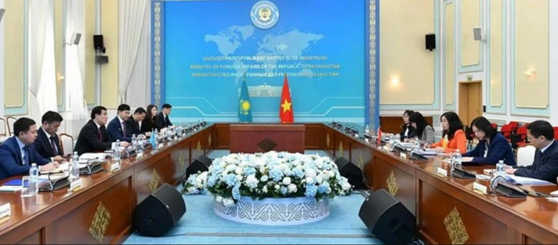 La consultation politique, présidée par la vice-ministre des AE Lê Thi Thu Hang et son homologue kazakh, A. Bakayev. Photo : baoquocte.vn