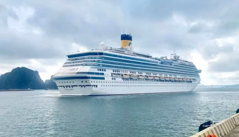 Le paquebot Costa Serena (Italie) visite la baie d'Ha Long (Quang Ninh). Photo : VNA