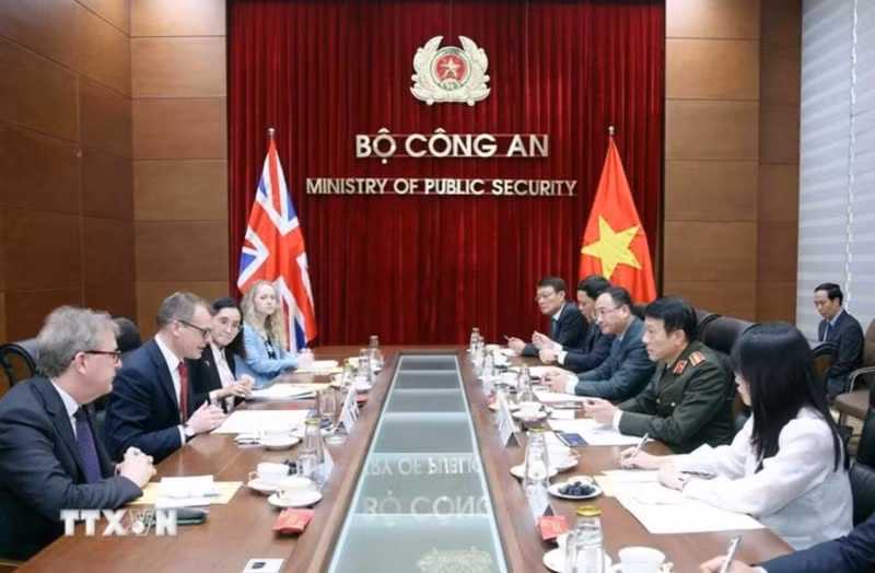 Rencontre entre le ministre de la Sécurité publique, Luong Tam Quang (droite), et le secrétaire d'État du ministère britannique de l’Intérieur, Simon Ridley. Photo : VNA.