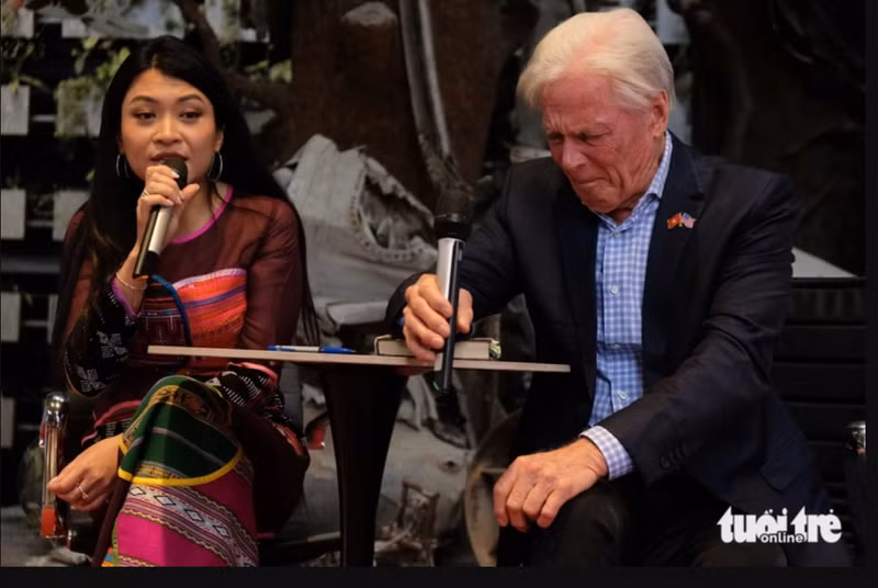 M. Craig McNamara s'est arrêté et a fondu en larmes en parlant de sa visite au cimetière de Truong Son - Photo : Dau Dung