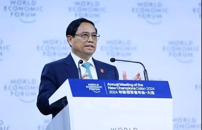 Le Premier ministre Pham Minh Chinh prend la parole lors de la séance d'ouverture de la 15e Conférence annuelle des pionniers du Forum économique mondial (FEM). Photo : VNA.