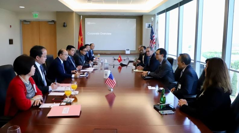 Le ministre du Plan et de l'Investissement Nguyên Chi Dung travaille avec les responsables de la société de Marvell dans la « Silicon Valley ». Photo : NDEL