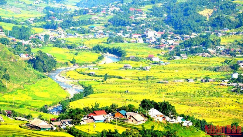 La riziculture en terrasses offre aux habitants locaux non seulement un moyen de subsistance, mais aussi un paysage fantastique qui attire les touristes vietnamiens et étrangers. Photo: NDEL