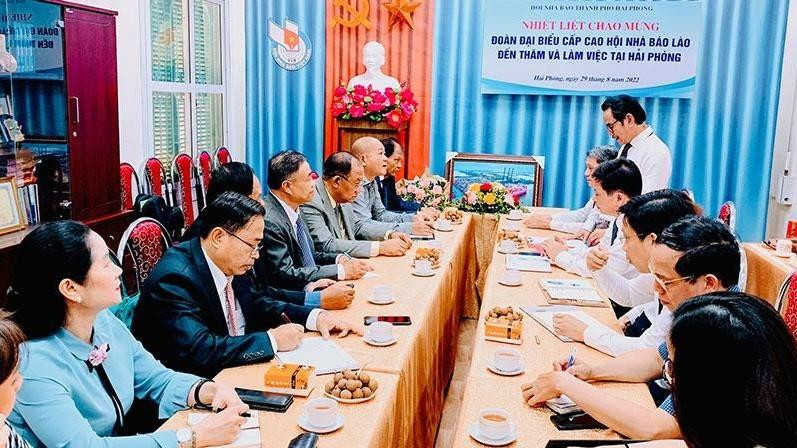 Lors de la séance de travail entre les Associations des journalistes du Laos et du Vietnam. Photo: NDEL