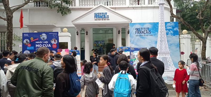 Des jeunes et d’enfants à la grande Journée portes ouvertes de l’Institut français de Hanoï, le 18 février. Photo : CVN. 