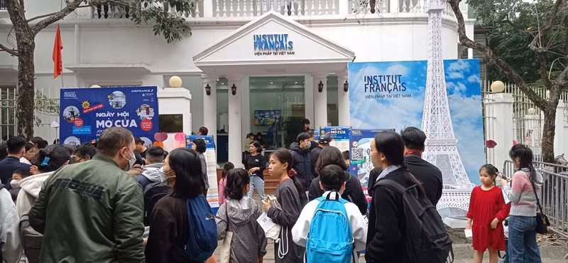 Des jeunes et d’enfants à la grande Journée portes ouvertes de l’Institut français de Hanoï, le 18 février. Photo : CVN. 