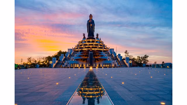 Le mont de Bà Den est également considéré comme une terre sacrée, où se trouvent la pagode Bà de 300 ans associée à la légende de la Déess-Mère Linh Son et un magnifique complexe spirituel au sommet de la montagne, avec notamment la statue de Bouddha en bronze, la plus haute d'Asie. Photo : NDEL.