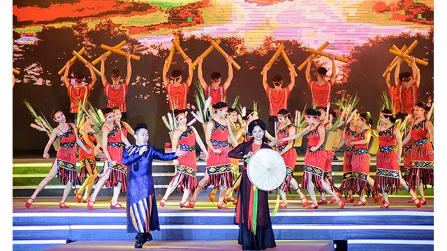 Une performance dans le cadre du programme artistique organisé en 2019 pour célébrer le 10e anniversaire du chant alterné (quan ho) de Bac Ninh devenue le patrimoine culturel immatériel représentatif de l'humanité. Photo : NDEL.