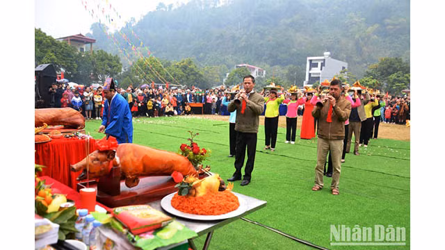 Les plateaux de culte des villages pour prier pour un temps favorable et de bonnes récoltes pour la nouvelle année. Photo : Quôc Hông.