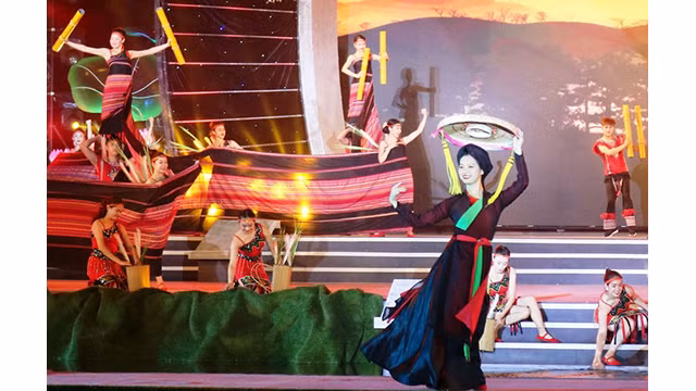 Une performance dans le cadre du programme artistique organisé en 2019 pour célébrer le 10e anniversaire du chant alterné (quan ho) de Bac Ninh devenue le patrimoine culturel immatériel représentatif de l'humanité. Photo : NDEL.