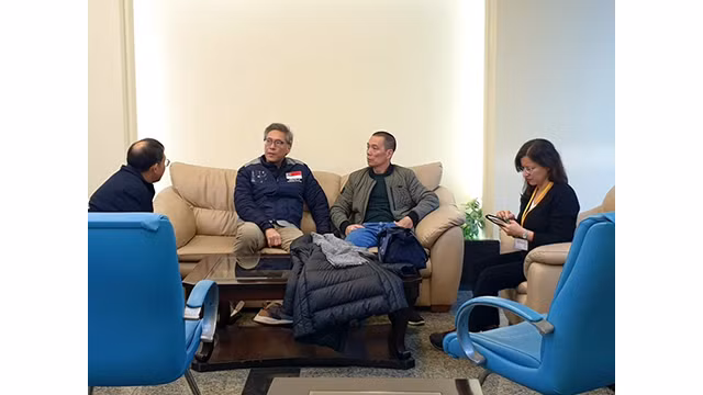 L'ambassadeur Dô Son Hai discute des activités des équipes de secours avec l'ambassadeur de Singapour Jonathan Tow, l'ambassadeur de Thaïlande Apirat Sugondhabhirom et Mme Burcu Cevik, directrice du département des affaires étrangères de la province d'Adana à l'aéroport d'Adana. Photo: Ambassade du Vietnam en Turquie. L'ambassadeur Dô Son Hai discute des activités des équipes de secours avec l'ambassadeur de Singapour Jonathan Tow, l'ambassadeur de Thaïlande Apirat Sugondhabhirom et Mme Burcu Cevik, directrice du département des affaires étrangères de la province d'Adana à l'aéroport d'Adana. Photo: Ambassade du Vietnam en Turquie.