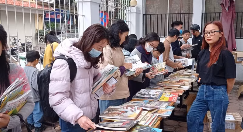 Un coin de vente d'anciens livres dans le cadre de la Journée portes ouvertes.