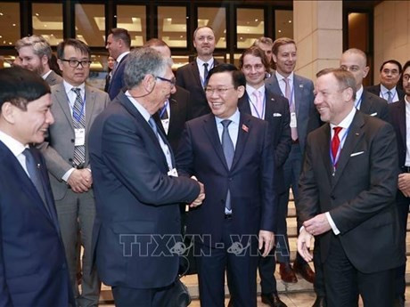Le Président de l’Assemblée nationale Vuong Dinh Huê (au centre) et des délégués du Conseil des affaires Union européenne - ASEAN et de la Chambre de commerce européenne au Vietnam. Photo : VNA.