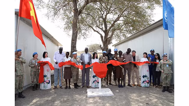  Les délégués ont assisté à la cérémonie d'inauguration et de remise des œuvres humanitaires, données par l'équipe du génie du Vietnam n°1 du Vietnam au lycée d'Abyei. Photo fournie par l'équipe du génie n°1 du Vietnam.