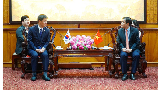 Nguyên Van Phuong, secrétaire adjoint du Comité provincial du Parti, président du Comité populaire de la province de Thua Thiên Huê (à droite) reçoit Kang Boo Sung, consul général de la République de République de Corée. Photo : VNA. 