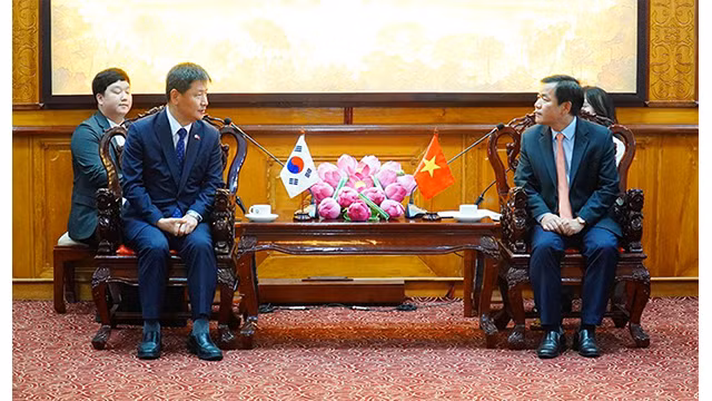 Nguyên Van Phuong, secrétaire adjoint du Comité provincial du Parti, président du Comité populaire de la province de Thua Thiên Huê, reçoit Kang Boo Sung, consul général de la République de Corée (à gauche). Photo : Le portail électronique de Thua Thiên Huê.