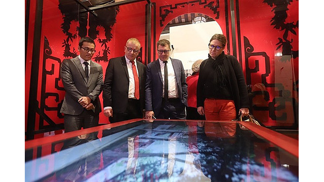 Les visiteurs vietnamiens et étrangers lors de l'exposition. Photo : congthuong.com.vn