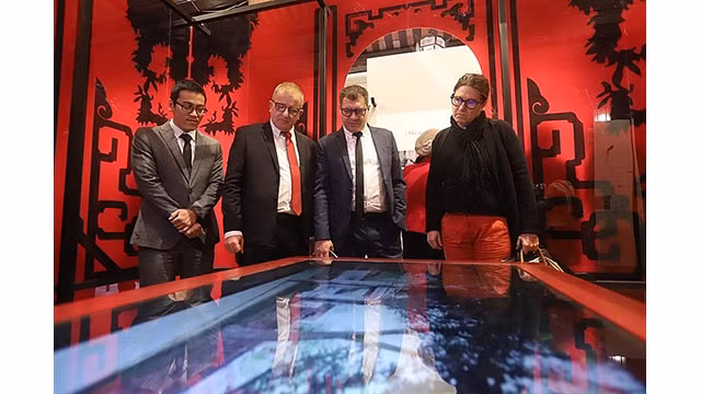 Les visiteurs vietnamiens et étrangers lors de l'exposition. Photo : congthuong.com.vn