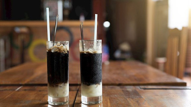 Le café est infusé dans un filtre et laissé couler lentement dans la tasse. Photo: congthuong.vn