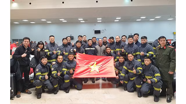 L'ambassadeur Dô Son Hai (au centre) a pris une photo avec l'équipe de secours du ministère de la Sécurité publique en Turquie. Photo : Ambassade du Vietnam en Turquie. L'ambassadeur Dô Son Hai (au centre) a pris une photo avec l'équipe de secours du ministère de la Sécurité publique en Turquie. Photo : Ambassade du Vietnam en Turquie.