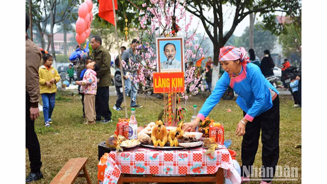 Les plateaux de culte des villages, avec la photo de l’Oncle Hô pour prier pour un temps favorable et de bonnes récoltes pour la nouvelle année. Photo : Quôc Hông