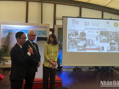Des experts français présentent des archives photographiques. Photo : nhandan.vn