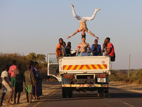 Quôc Co - Quôc Nghiêp exécutent un numéro du cirque sur une voiture d’un habitant local. Photo : CVN/VNA.