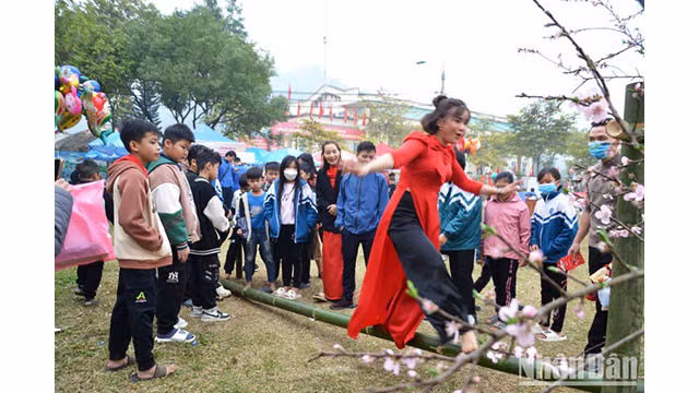 Le jeu d'équilibre sur le pont. Photo: Quôc Hông/NDEL.