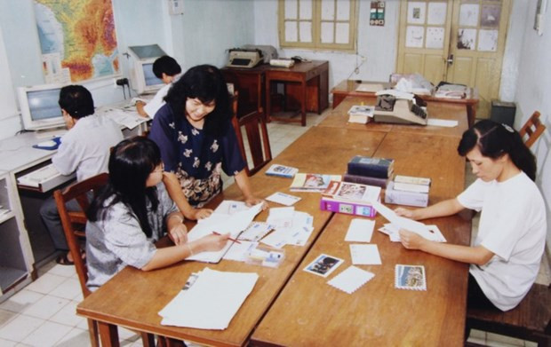 Nghiêm Minh Thu (debout) dans les années 1990. Photo : VOV.