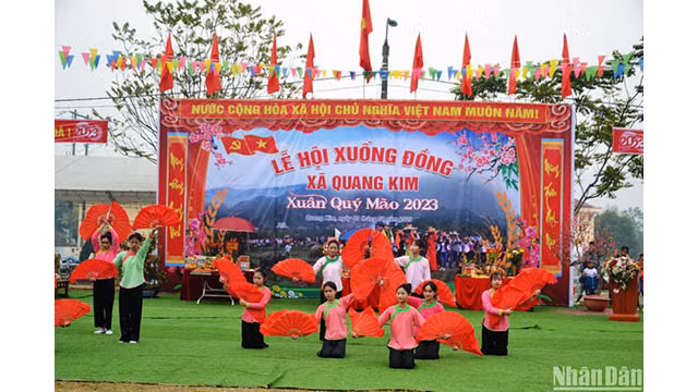 La « Fête de descente aux champs », également connue sous le nom de « Roóng Poọc» de l'ethnie Giáy de la commune frontalière de Quang Kim (district de Bat Xat, province de Lào Cai). Photo : Quôc Hông/NDEL.