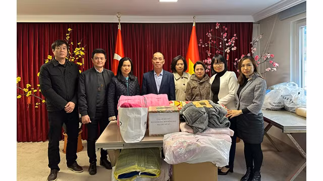 L'ambassade fait des dons pour soutenir le peuple turc. Photo : Ambassade du Vietnam en Turquie. L'ambassade fait des dons pour soutenir le peuple turc. Photo : Ambassade du Vietnam en Turquie.