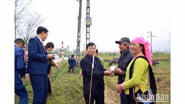 Le premier prix est distribué Vu Quang Tùng, 68 ans, dans le village de Lang Toong (commune de Quang Kim, district de Bat Xat, province de Lào Cai. Photo): Quôc Hông/NDEL.
