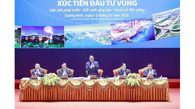 Le Premier ministre Pham Minh Chinh (debout) lors de la conférence. Photo : VNA. 